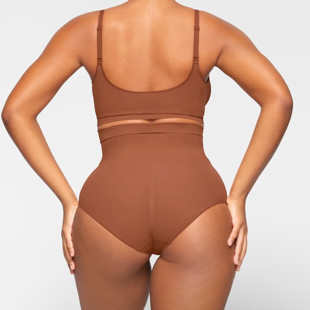 NTW SKIMS EVERYDAY SCULPT HIGH-WAISTED BRIEF - Bronze - Picture 4 of 5